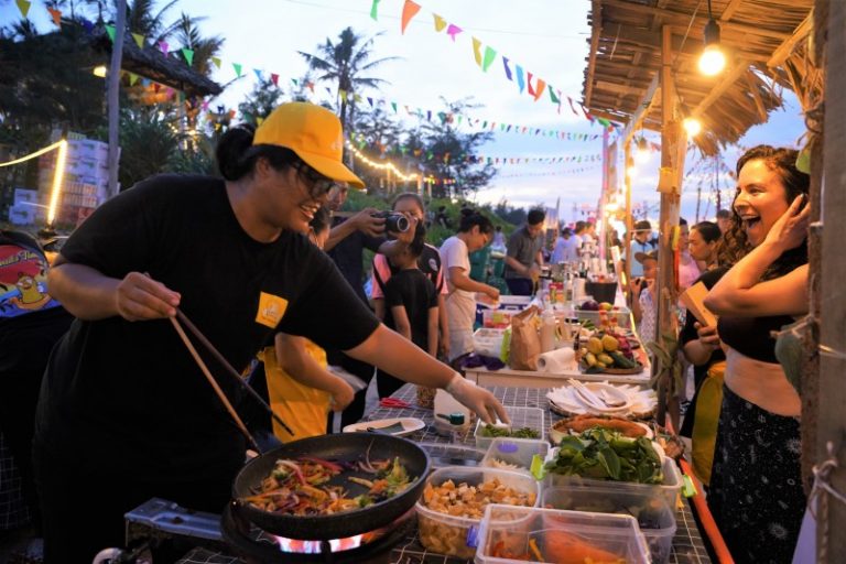 Đông đảo người dân và du khách tham gia lễ hội để tận hưởng không khí sôi động của âm nhạc và hương vị ẩm thực hấp dẫn